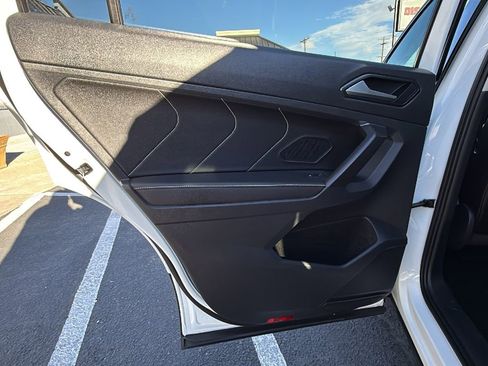 Used 2022 Volkswagen Tiguan SE w/ Panoramic Sunroof Package image 11