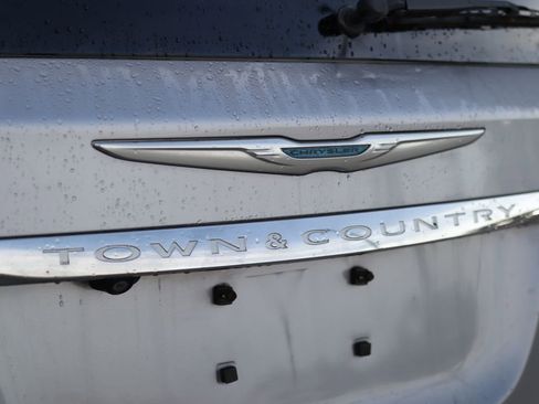 Used 2014 Chrysler Town & Country Touring-L FWD image 20