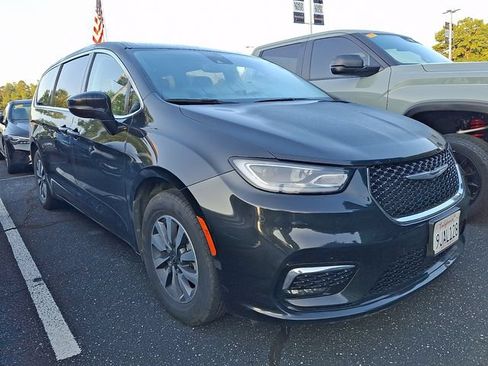 Used 2024 Chrysler Pacifica Limited FWD image 2