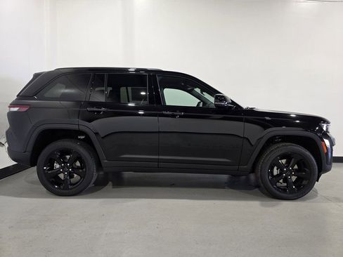 New 2025 Jeep Grand Cherokee Altitude AWD/4WD image 23