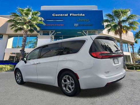 Used 2024 Chrysler Pacifica Limited image 7