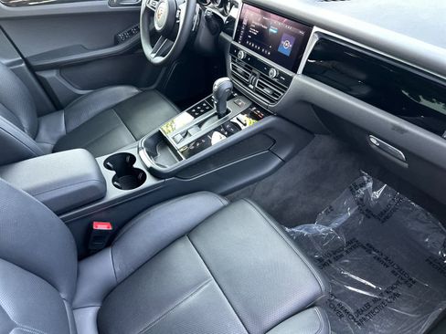 Certified 2025 Porsche Macan AWD/4WD image 17