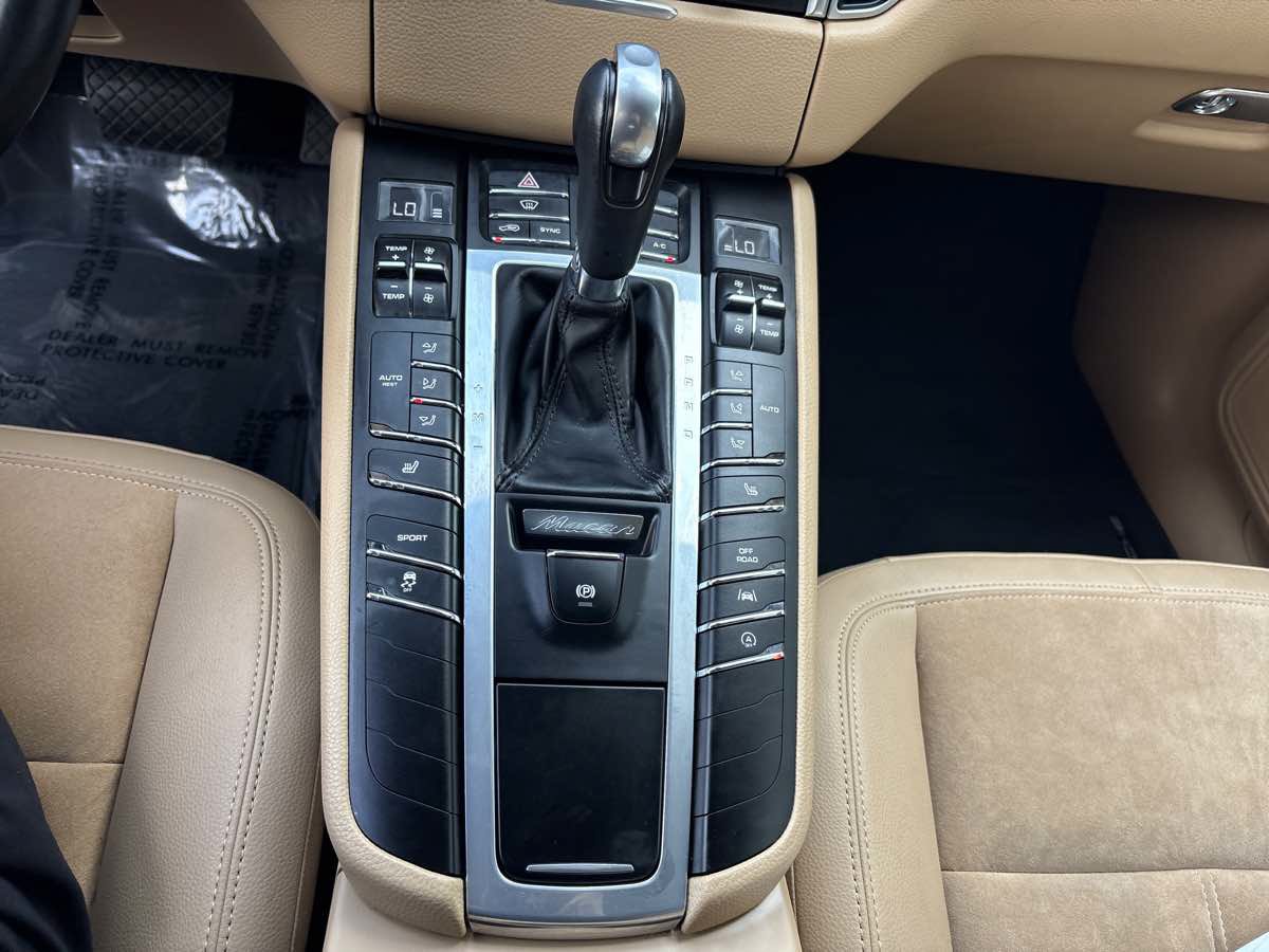 Used 2018 Porsche Macan Sport Edition AWD/4WD image 23