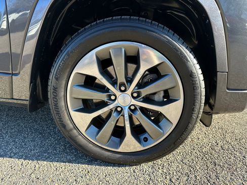 Used 2019 Jeep Cherokee Overland w/ Technology Group image 12