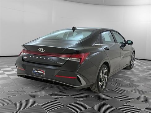 Used 2024 Hyundai Elantra Limited image 3