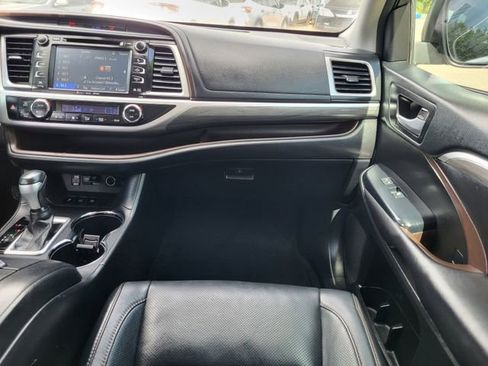 Used 2017 Toyota Highlander Limited w/ Carpet Mat Package AWD/4WD image 26