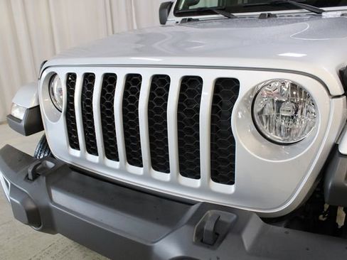 Used 2022 Jeep Gladiator Sport AWD/4WD image 31