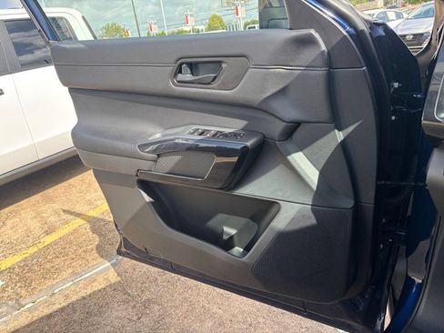 Used 2026 Nissan Pathfinder SV FWD image 18