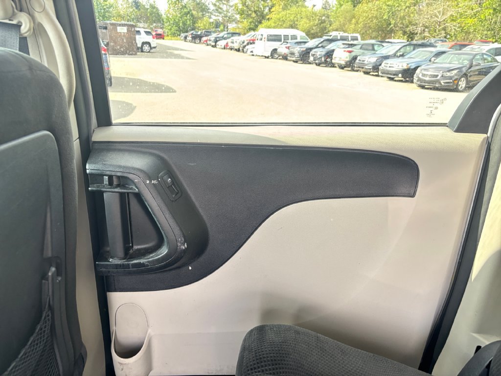 Used 2016 Dodge Grand Caravan SXT FWD image 31