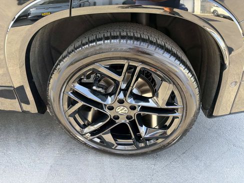 Certified 2025 Volkswagen Tiguan SE R-Line FWD image 6