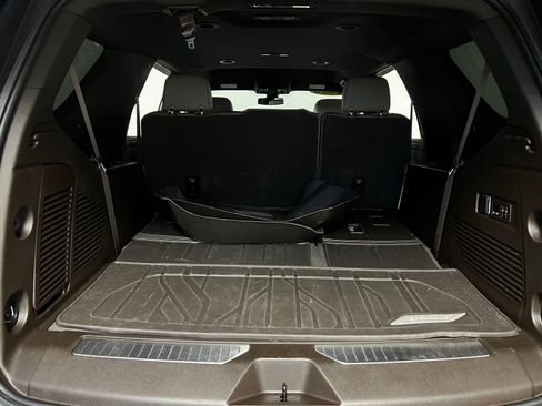 Used 2022 Chevrolet Tahoe Z71 w/ Luxury Package AWD/4WD image 32