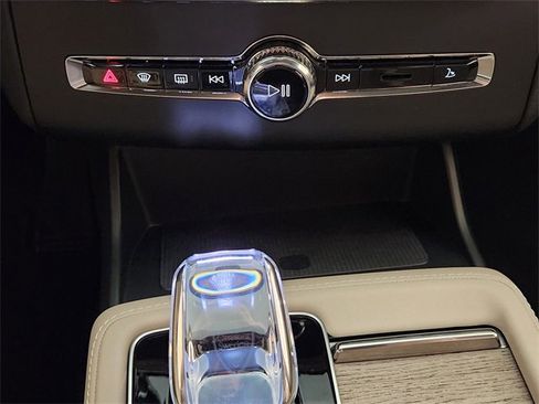 New 2025 Volvo XC90 B6 Core w/ Protection Package image 19