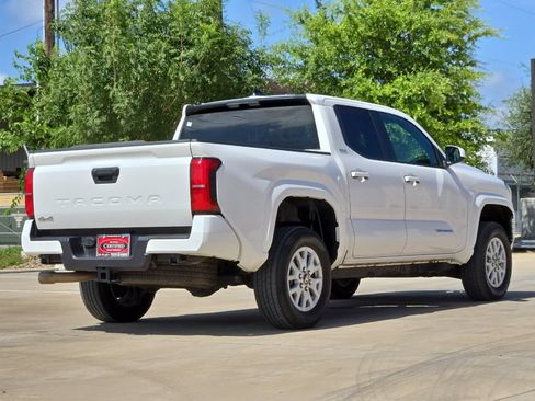 Certified 2025 Toyota Tacoma SR5 AWD/4WD image 5