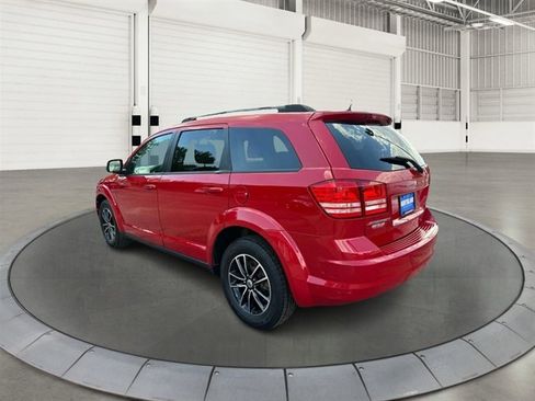 Used 2018 Dodge Journey SE w/ Connectivity Group FWD image 2