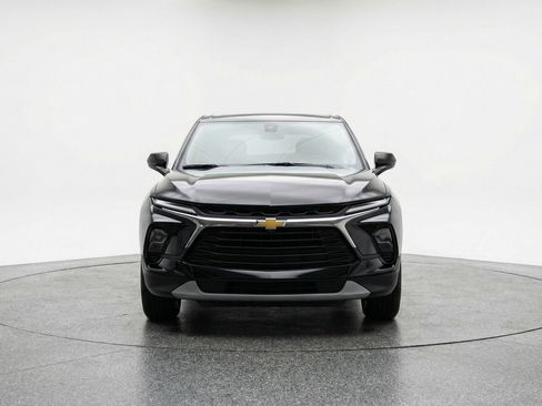 Used 2025 Chevrolet Blazer LT image 2