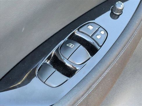 Used 2019 Nissan Leaf SV w/ SV Technology Package image 12