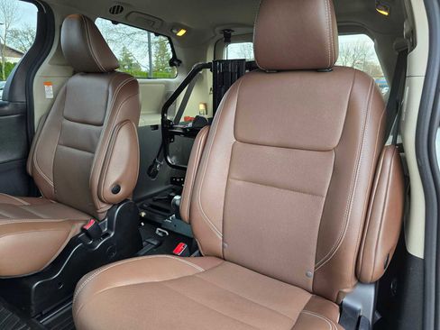 Used 2019 Toyota Sienna Limited Premium image 18