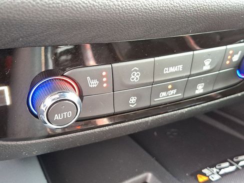 Certified 2024 Buick Enclave Essence AWD/4WD image 19