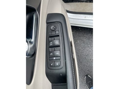 Used 2024 Chrysler Pacifica Select FWD image 15