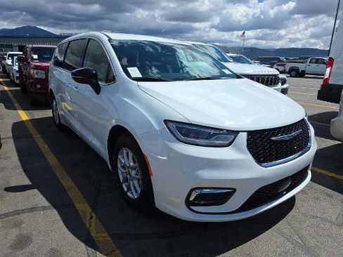 Used 2024 Chrysler Pacifica Touring-L image 4