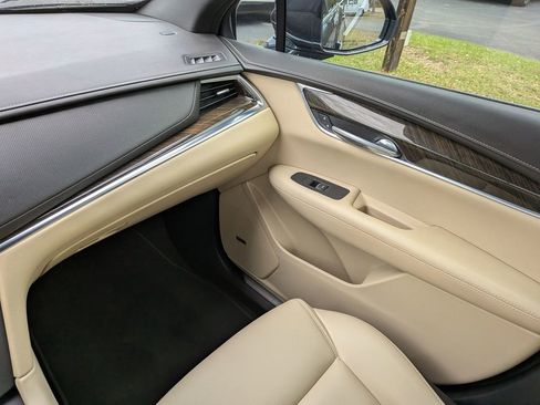 Used 2018 Cadillac XT5 FWD image 20