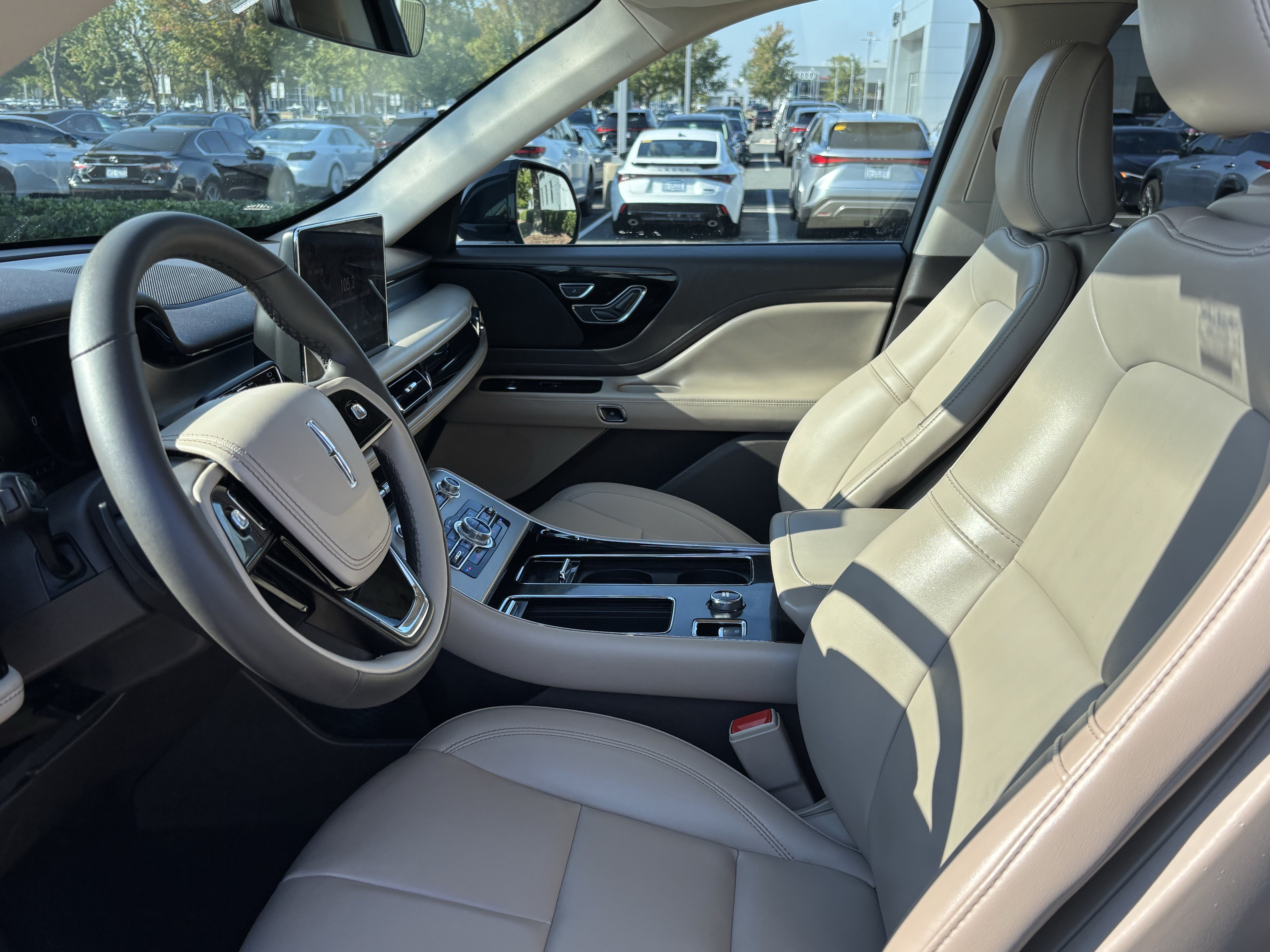Used 2022 Lincoln Aviator AWD w/ Premium Package image 17