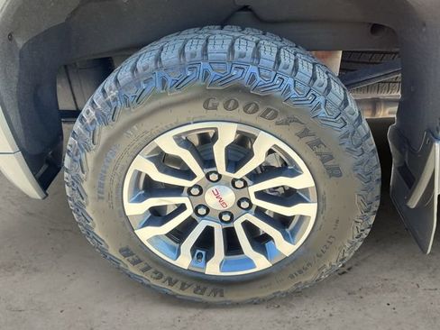 Used 2023 GMC Sierra 1500 AT4 w/ Technology Package AWD/4WD image 9