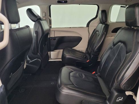 Used 2017 Chrysler Pacifica Touring-L FWD image 18