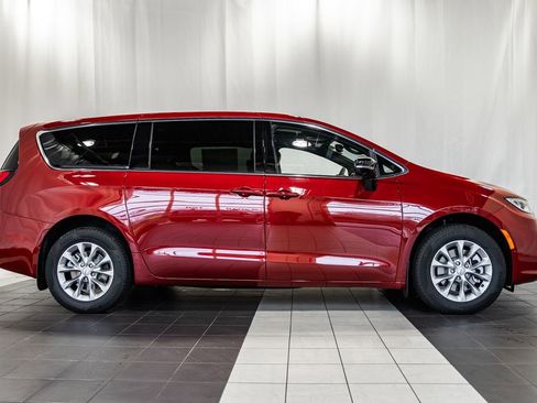 New 2026 Chrysler Pacifica Limited image 3