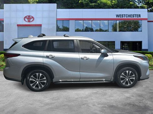 Used 2023 Toyota Highlander XLE AWD/4WD image 8