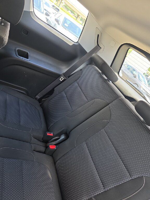 Used 2023 GMC Acadia SLE FWD image 5