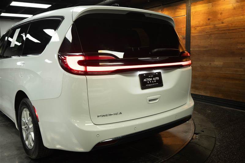 Used 2023 Chrysler Pacifica Touring-L FWD image 6