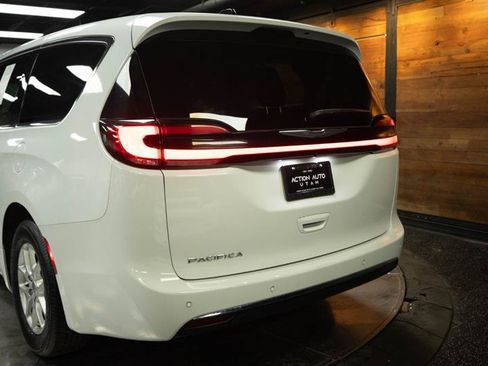 Used 2023 Chrysler Pacifica Touring-L FWD image 6