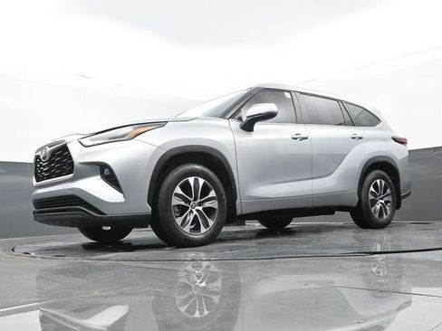 Used 2024 Toyota Highlander XLE FWD image 30