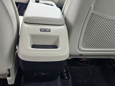Certified 2023 Volvo XC60 B5 Plus w/ Climate Package image 19