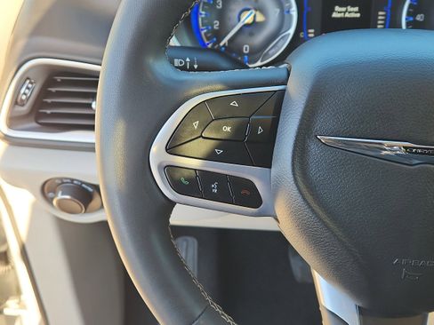 Used 2024 Chrysler Voyager LX image 17