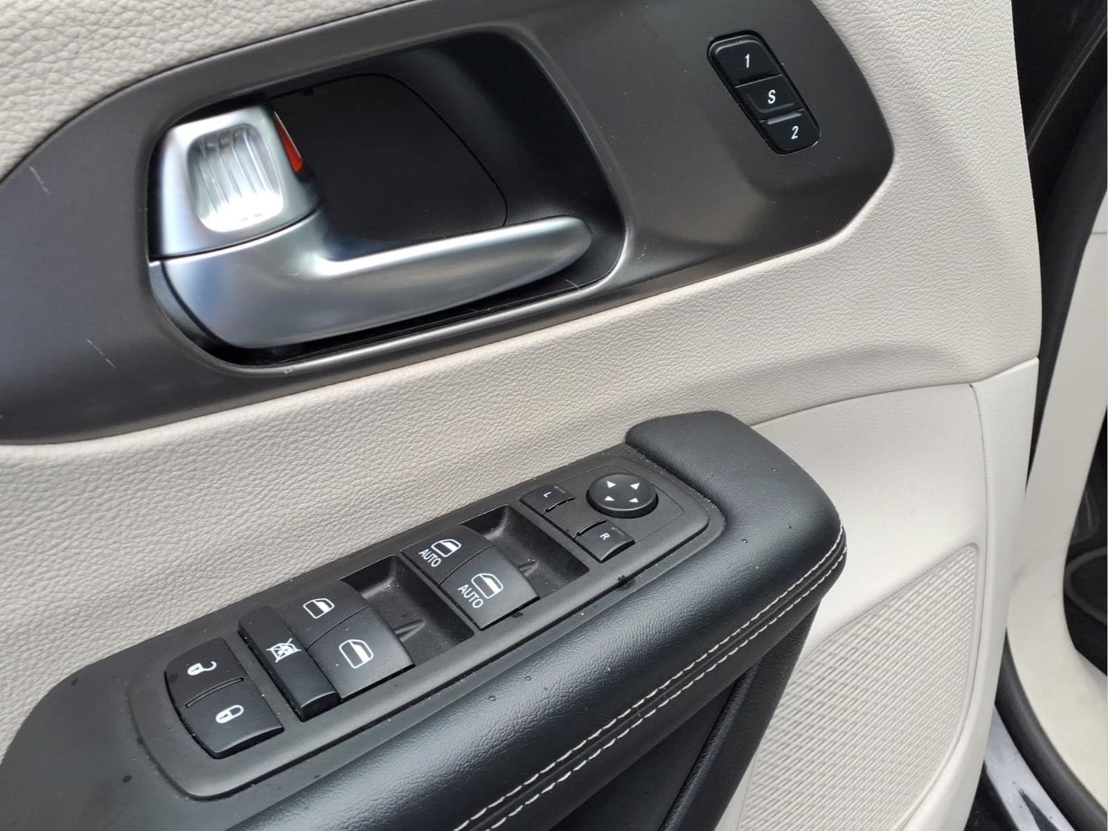 Used 2023 Chrysler Pacifica Touring-L FWD image 17