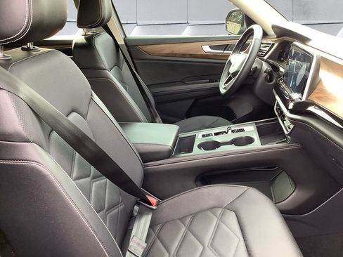 Used 2025 Volkswagen Atlas SE image 13