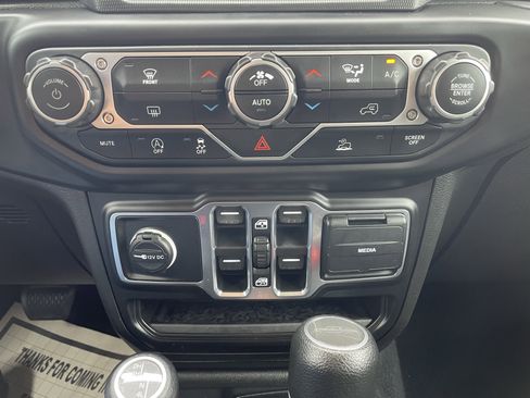 Used 2023 Jeep Gladiator Overland image 8