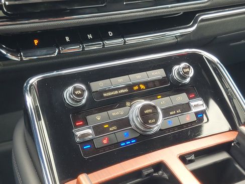 Used 2024 Lincoln Navigator Reserve image 18