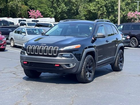 Used 2018 Jeep Cherokee Trailhawk w/ Comfort/Convenience Group AWD/4WD image 2