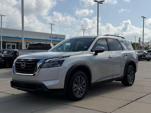 Used 2025 Nissan Pathfinder SV FWD image 8