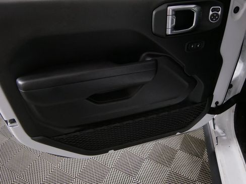 Used 2025 Jeep Wrangler Unlimited Rubicon AWD/4WD image 16