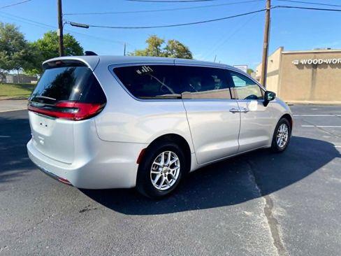 Used 2024 Chrysler Pacifica Touring-L image 5