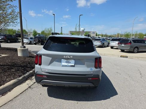 Used 2023 Kia Sorento S w/ Panoramic Sunroof Package AWD/4WD image 6