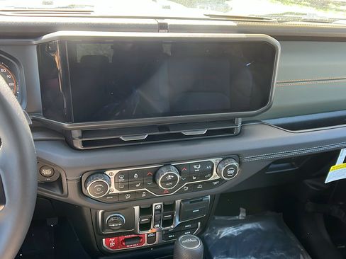 New 2025 Jeep Gladiator Mojave image 25