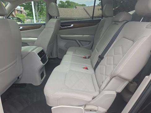 Used 2024 Volkswagen Atlas SE AWD/4WD image 15