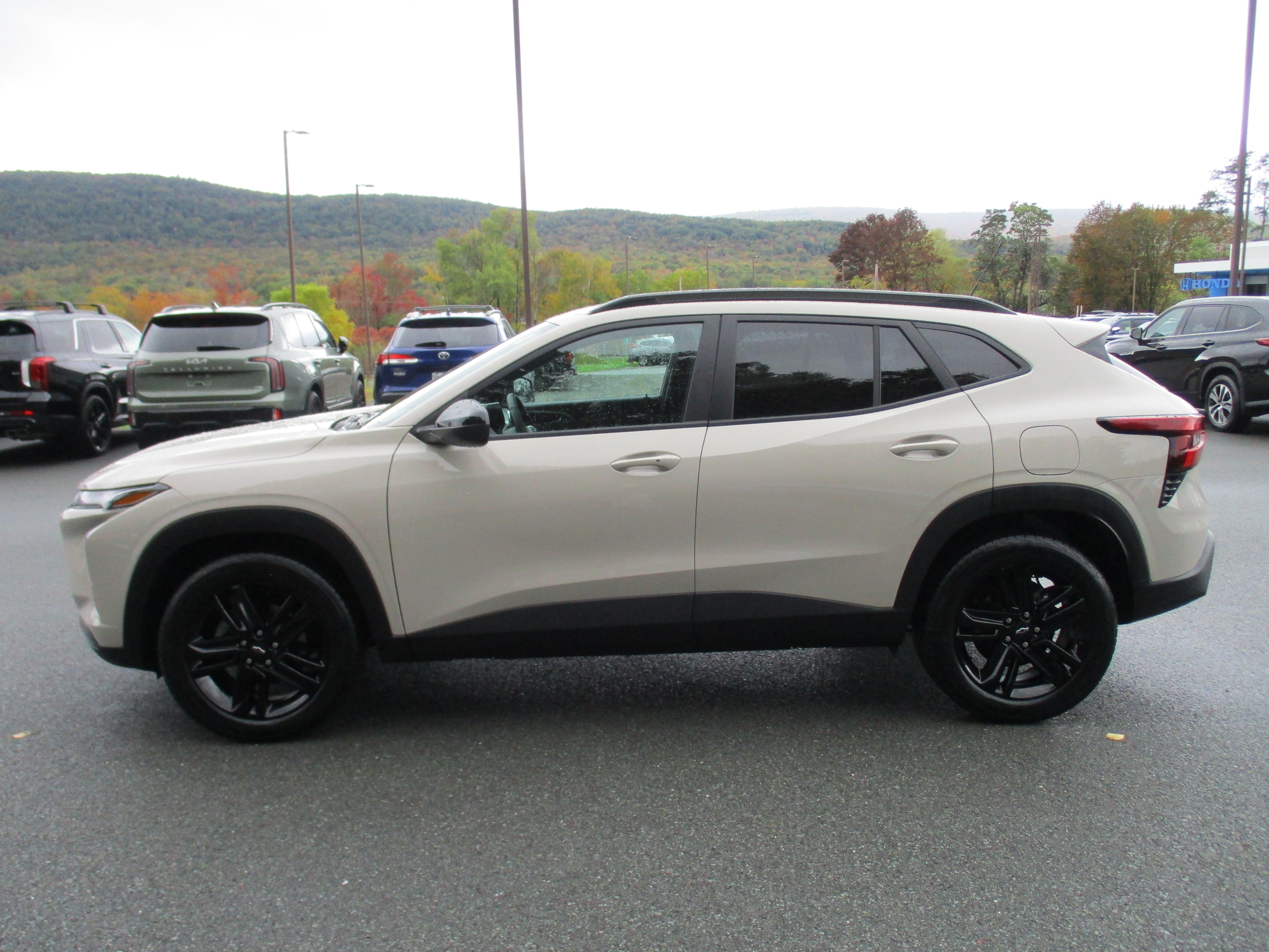 Used 2026 Chevrolet Trax ACTIV w/ Sunroof Package FWD image 8