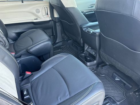 Used 2025 Toyota Sienna Limited image 18