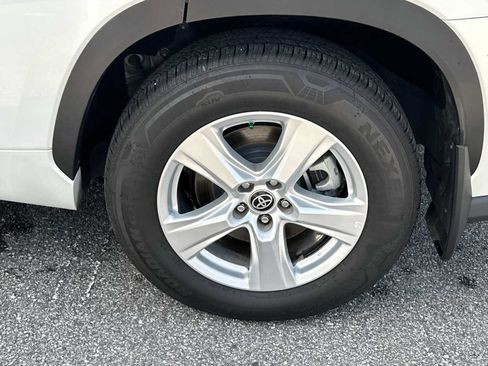 Used 2023 Toyota Highlander LE AWD/4WD image 12